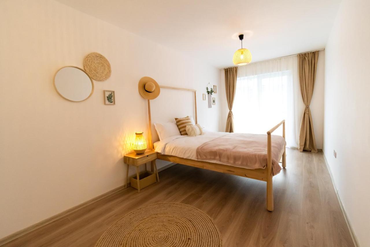 Brown Bear Apt. Boho Style Bedroom W/ City View & Free Parking Braşov Eksteriør billede